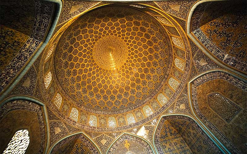 مسجد شیخ لطف الله اصفهان در میدان نقش جهان